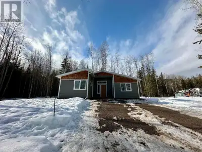 * PREC - Personal Real Estate Corporation. RURAL RANCHER! This 1422 sq ft 3 bedroom 1 bathroom bunga...