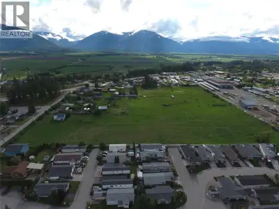 Visit REALTOR website for additional information. This 5.585 level property is a developer piece tha...