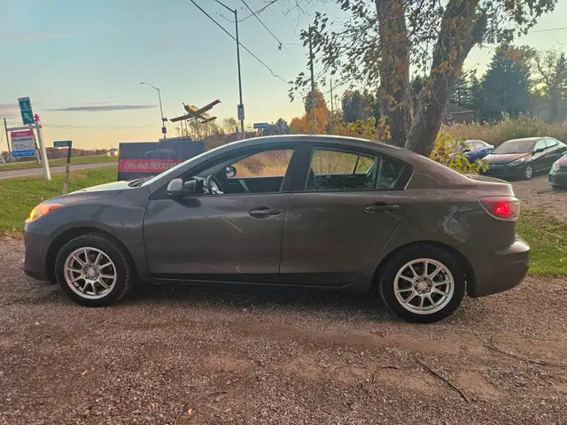 2013 MAZDA 3 MAZDA DEALERSHIP TRADE IN , AUTOMATIC in Cars & Trucks in Hamilton - Image 2