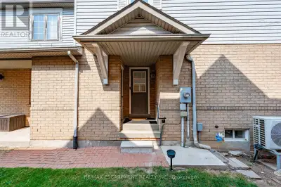 This three-bedroom Quad is centrally located in the heart of the charming village of Waterdown. This...