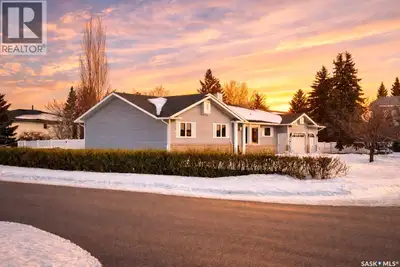 Rare quiet bay location with beautiful valley hill views! Nestled on a huge fully fenced lot, this e...