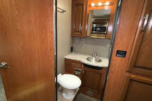 2018 Holiday Rambler Admiral 30U – Pre-Owned Class A Motorhome.  in RVs & Motorhomes in Red Deer - Image 32