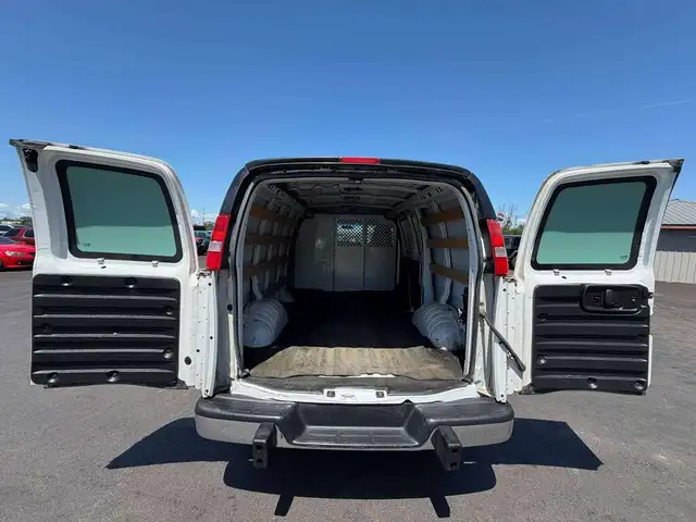 2017 GMC Savana5352715857382707213