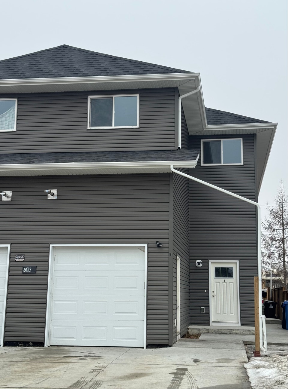 One Month Free! Single Attached Heated Garage & Small Pets ok! 1