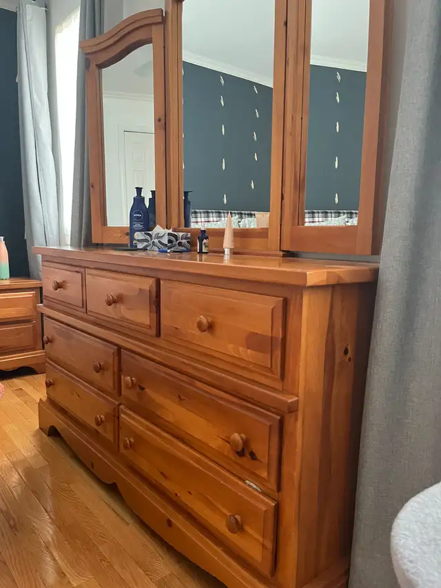Used Solid Pine wood dresser with matching nightstands in Dressers & Wardrobes in Ottawa - Image 7