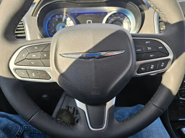 2023 Chrysler 300652756970858261210