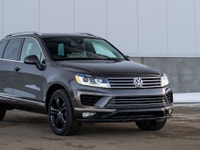 CARGET AUTOMOTIVE is thrilled to offer this 2017 Volkswagen Touareg Wolfsburg Edition, a premium mid... (image 4)
