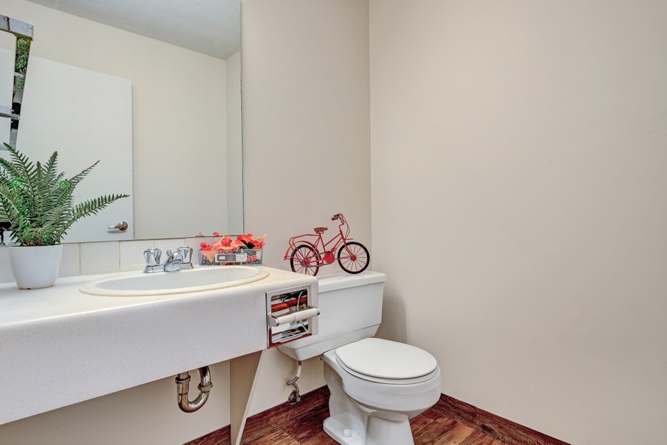 Family and Pet Friendly 3 Bedroom Townhome with Front Yard! 5