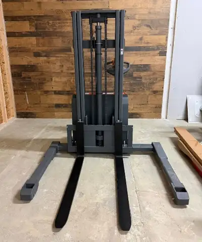 NEW ELECTRIC PALLET STACKER / JACK - 3300 LB CAPACITY - 98" LIFT, View more
