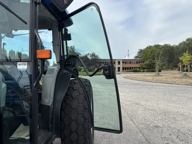 2009 New Holland T4020 Utility Tractor in Heavy Trucks in Delta/Surrey/Langley - Image 23