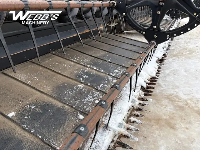 2010 Macdon M150 WINDROWER - SWATHER in Farming Equipment in Saskatoon - Image 19