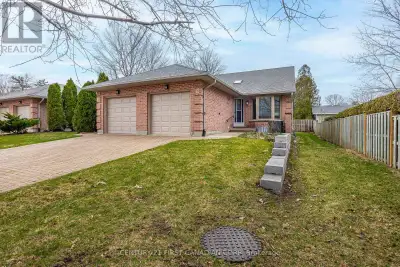 Don't miss this lovely end unit 2-bedroom, 3-bathroom condo in Grand Bend's highly desirable Riverbe...