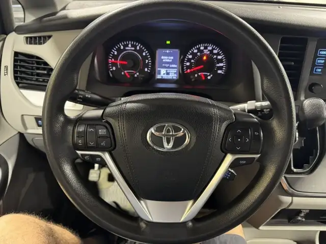 2015 Toyota Sienna LE in Cars & Trucks in City of Montréal - Image 11