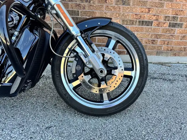 2010 Harley-Davidson V-Rod Muscle **LOW KMS** **EXTRAS** in Street, Cruisers & Choppers in Markham / York Region - Image 7