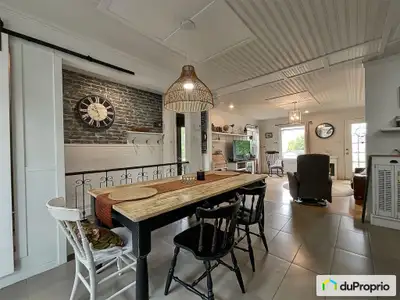 Quartier familiale avec aréna à proximité. Plusieurs festivals pendant l'été. Rivière et cour d'eau...