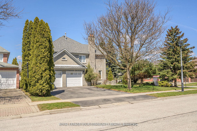 Located in Newmarket - It's a 5 Bdrm 4 Bth in Houses for Sale in Markham / York Region
