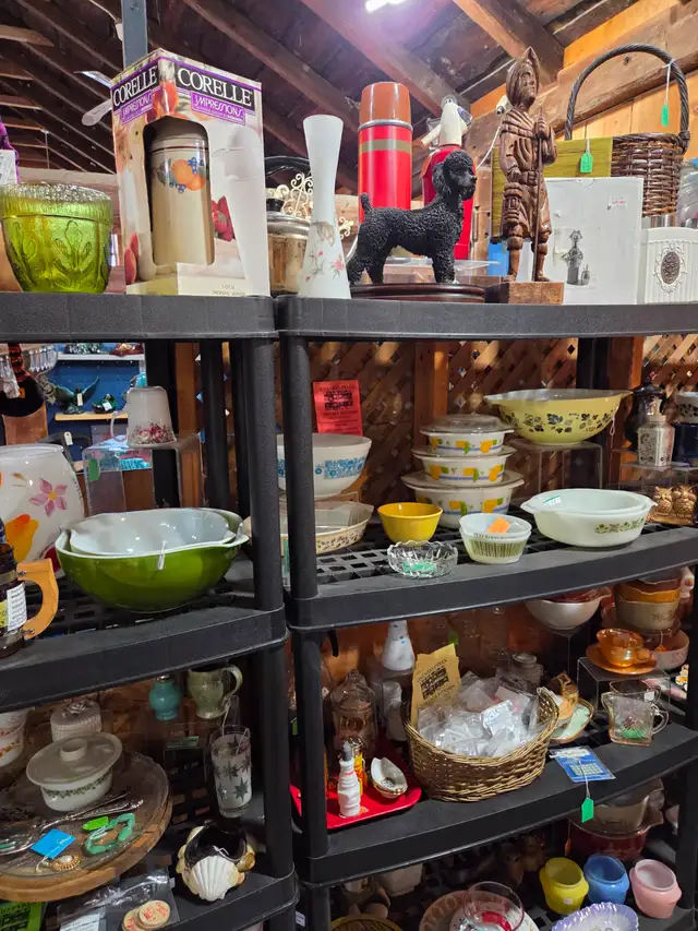Open today Monday mixed vendor vintage market in Events in St. Catharines - Image 11