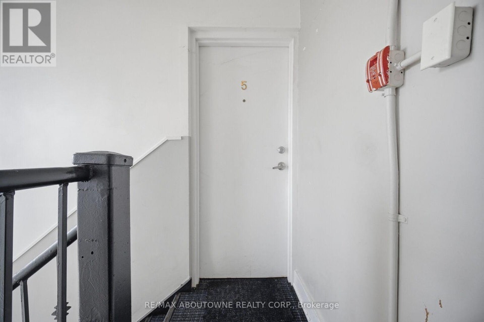 5 - 133 NORTH SERVICE ROAD E Oakville (CP College Park), Ontario 4