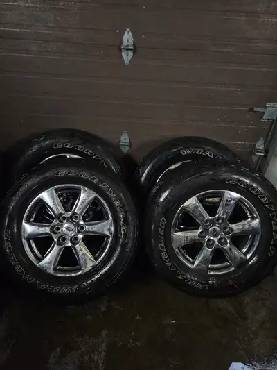 Nice set of original Ford F-150 wheels. NOTE: Tires needs to be replaced. 18x7.5 Offset: 44 Bolt pat...