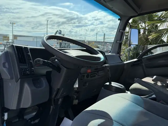 2019 Isuzu NRR 20 Foot Cube Van in Heavy Trucks in Delta/Surrey/Langley - Image 23