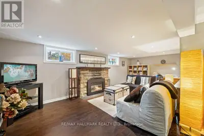 LOWER LEVEL - 4 FOUR OAKS GATE Toronto (East York), Ontario
