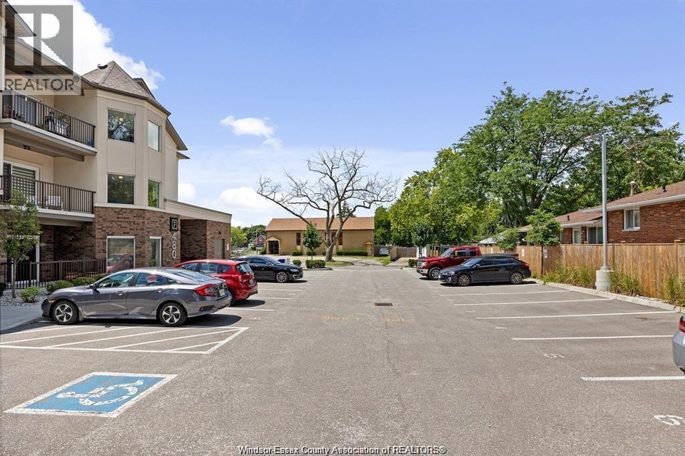 480 FAIRVIEW BOULEVARD Unit# 101 Windsor, Ontario 3