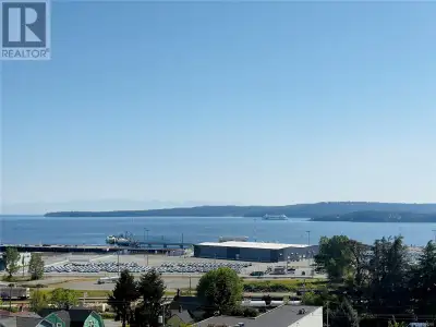 This top floor ocean view one bedroom one bath condo is located within walking distance to downtown...