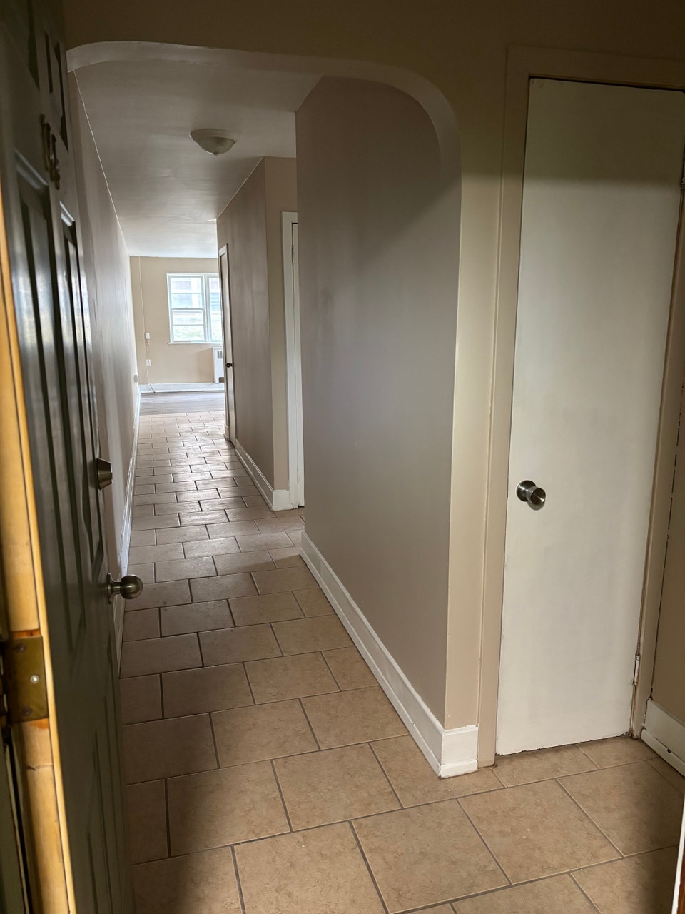 All util incl, close 2 hospital & shopping! Laundry on site @515 2