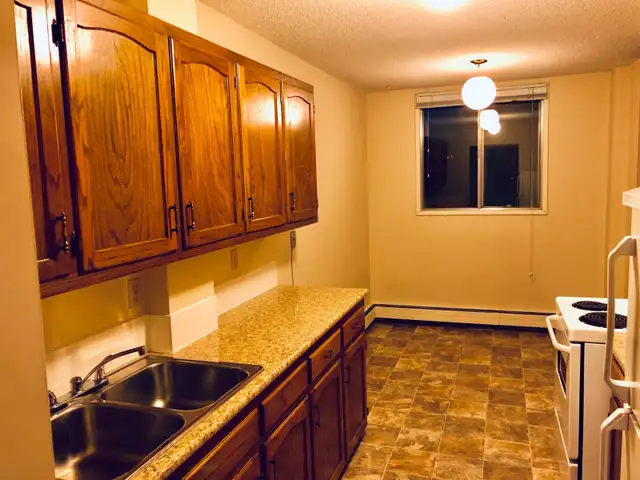 Super large 2 bed corner suite in Sunnyside near LRT, SAIT, DT 4 in Room Rentals & Roommates in Calgary - Image 8