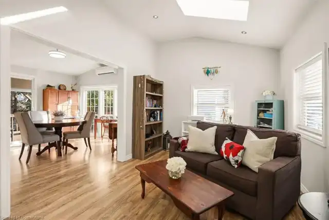 UPDATED BUNGALOW IN GOLDEN HORSESHOE ESTATES - 2 BED, 1 BATH in Houses for Sale in Hamilton - Image 5