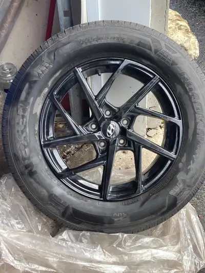 Hyundai Tucson original black mags from dealership 235/65/R17 Nexon Roadian brand GTX tires 4 season...
