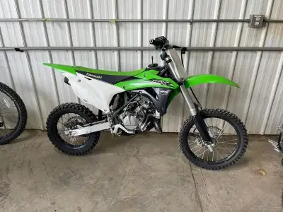 Fresh service and new chain! 2016 Kawasaki KX85LIFESTYLE Kawasakis intermediate KX85 motocross racer...