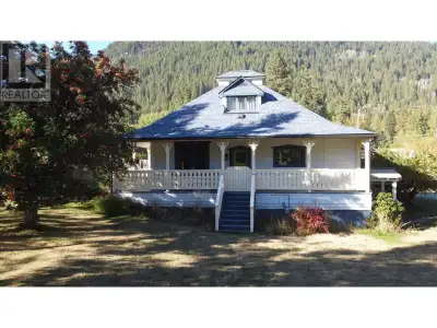 Gorgeous 3 bedroom, 2 bath heritage farmhouse located in the popular Heddle Road Community. The home...