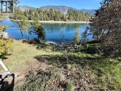 In the heart of Castlegar, this lot has stunning views and a huge amount of potential. Close to scho...