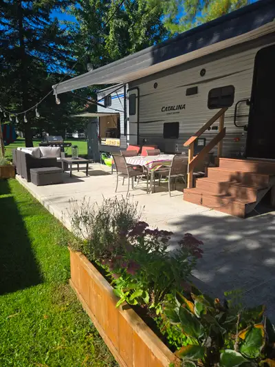 2019 – Catalina Legacy Edition 323 BHDSCK This well-located trailer is in B Section, backing onto th...
