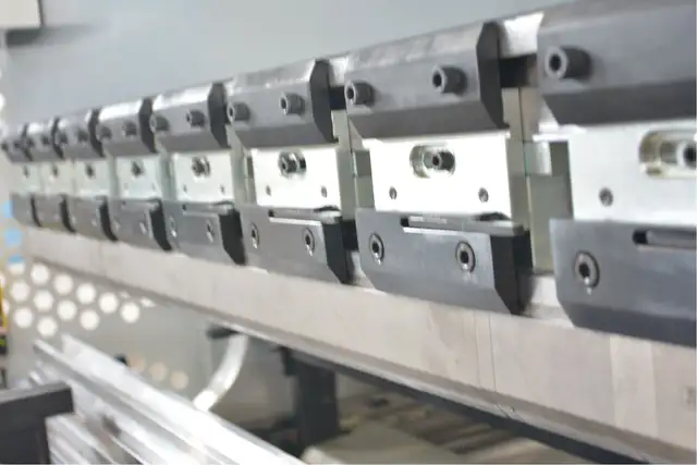 2 Axis NC Hydraulic Press Brake  EdgeBender in Power Tools in Mississauga / Peel Region - Image 10