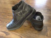 Men leather boots Size 10