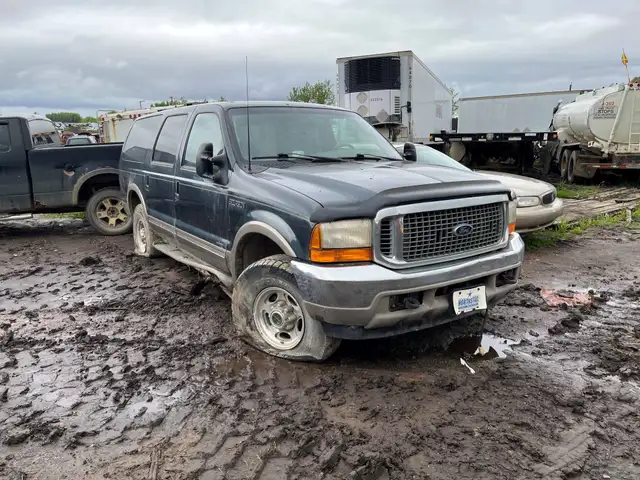 2000 FORD EXCURSION SUV FOR PARTS V10 in Auto Body Parts in Edmonton - Image 2