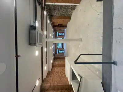 2 entrées stratégique : sur Saint-Paul et Côte de la Canoterie. Offrez un cachet unique à votre comm...