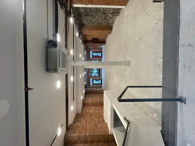 LOCAL COMMERCIAL À LOUER – 3 000 pi² – Vieux-Québec in Commercial & Office Space for Sale in Québec City - Image 2