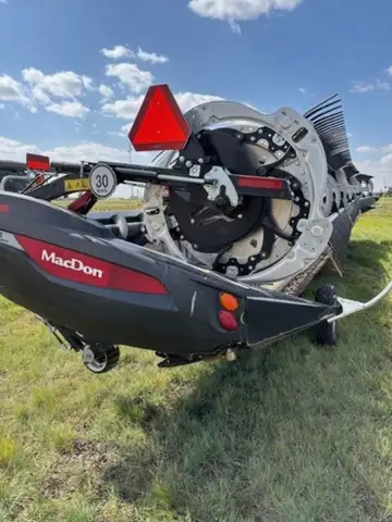 Case IH Adaptor, Spare Knife, Cross Auger, Slow Speed transport. Excellent Condition 2022 MacDon FD2...