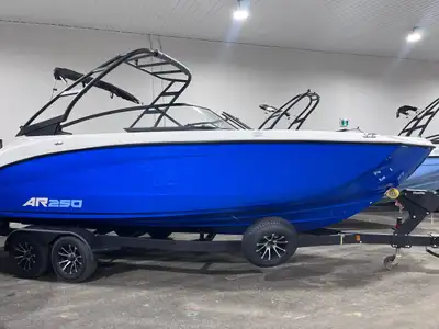 Yamaha AR250 2025 – Performance, Confort et Polyvalence Découvrez le Yamaha AR250 2025, un bateau sp...