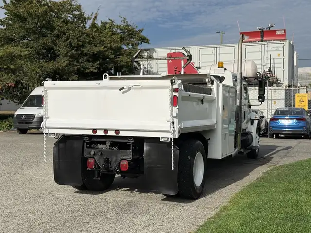 2008 International DuraStar 4300 with Amco Veba Crane and 8 Foot in Heavy Trucks in Regina - Image 11