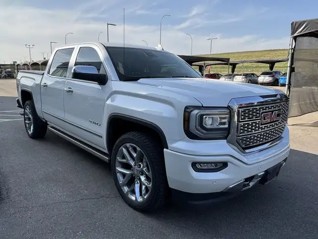 2017 GMC Sierra 1500 Denali 4x4 Crew Cab • 6.2L • Sunroof • Pwr  in Cars & Trucks in Calgary - Image 10