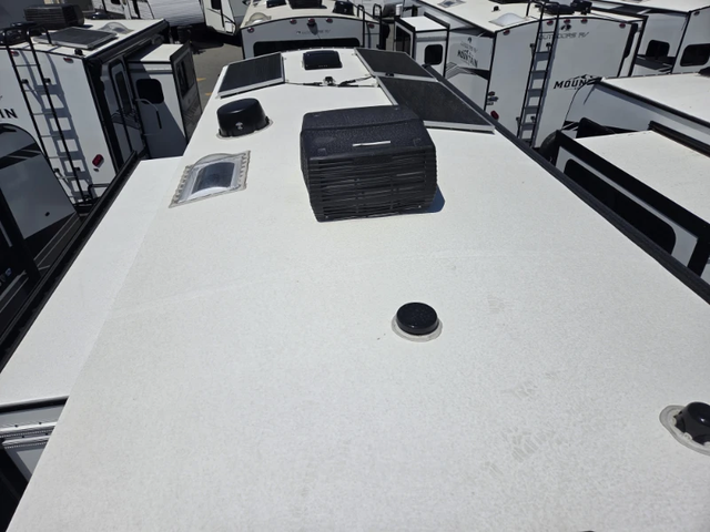 2026 OUTDOORS RV TIMBER RIDGE 25SBS in Travel Trailers & Campers in Kelowna - Image 13