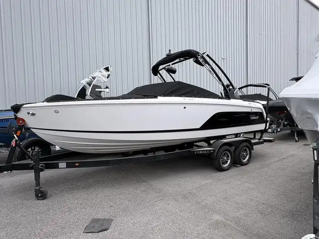 2025 Cobalt Boats CS23 Surf in Powerboats & Motorboats in Saskatoon - Image 2