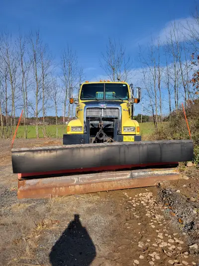 2005 Western Star 4900SA 12’ Power Angle Blade 4X4, Cargo body mounted with counterweights KM 60925...