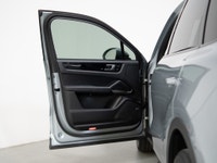 TThis 2021 Porsche Cayenne is a local Ontario vehicle that combines Porsche's legendary driving dyna... (image 8)