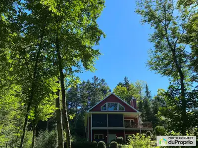 Nichée au cur d'une nature luxuriante, cette résidence en bois est l'endroit idéal pour échapper au...