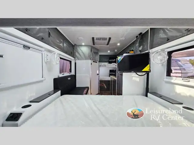 2027 MDC XT15-4E OGE – True Off-Grid Bunkhouse in Travel Trailers & Campers in Delta/Surrey/Langley - Image 17